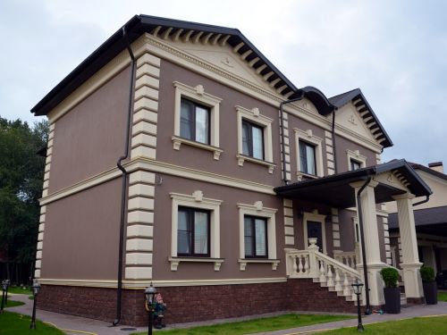 dekorativnaya-shtukaturka-iz-tsvetnoy-mramornoy-kroshki